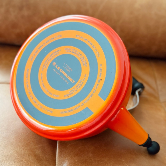 Vintage Le Creuset whistling Kettle - some damage - 1.6 litres - Picture 5 of 11